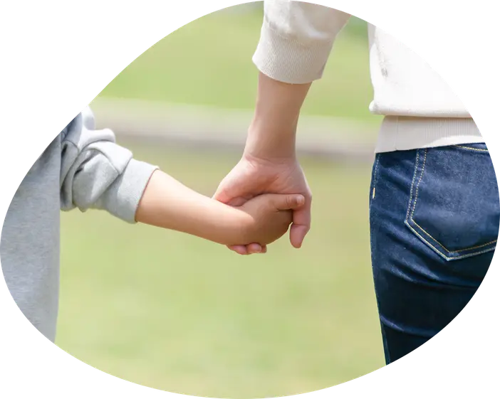 親子で手をつなぐ様子